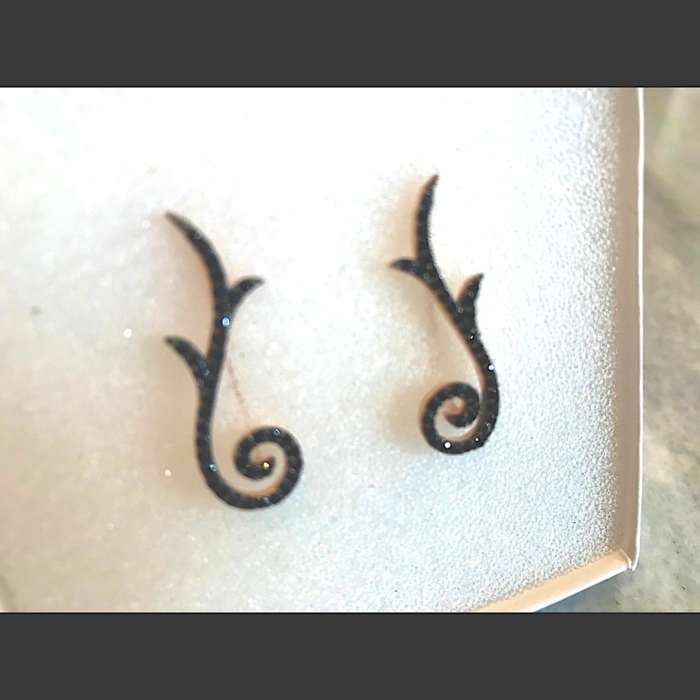 Unique Silver onyx stone ear crawlers/earringsNWOT